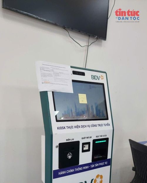 Bảng lấy số thứ tự báo hỏng, chỉ đẫn người dân lấy số thủ công tại giấy note vàng.