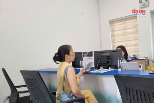 Nhân viên tư pháp hộ tịch tại bàn số 2 không thể truy vấn được dữ liệu đã nộp trực tuyến, không giải thích được tại sao nên đề nghị người dân làm lại.