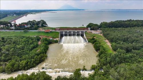 Công tác vận hành hồ Dầu Tiếng cần được thực hiện chủ động, linh hoạt trên cơ sở theo dõi diễn biến nguồn nước, thời tiết và bảo đảm an toàn vùng hạ du. Ảnh: Minh Phú/TTXVN