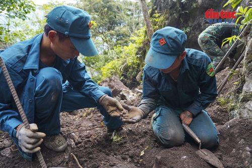 Thành viên đội tìm kiếm cẩn trọng kiểm tra từng dấu tích được phát hiện trong quá trình đào, sàng lọc đất đá tại chiến trường Vị Xuyên.