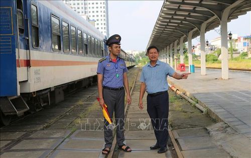 Ông Nguyễn Văn Phóng, Trưởng Ga Hải Phòng (bên phải) chia sẻ với đồng nghiệp về những dấu ấn đặc biệt của Ga Hải Phòng.