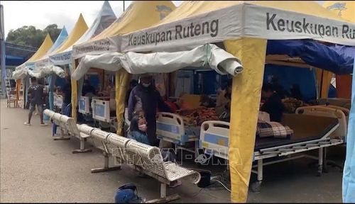 Hoạt động khám chữa bệnh phải tạm thời chuyển ra khu vực ngoài trời để bảo đảm an toàn. Ảnh: TTXVN phát