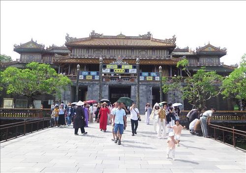 Đông đảo du khách tham quan Đại Nội Huế (ảnh tư liệu).