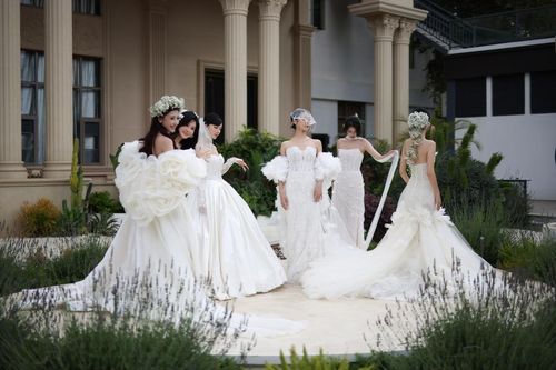 Các cô giá trẻ diện váy cưới tại một trung tâm nghệ thuật cưới ở Côn Minh, tỉnh Vân Nam, Trung Quốc. Ảnh: Tân Hoa Xã