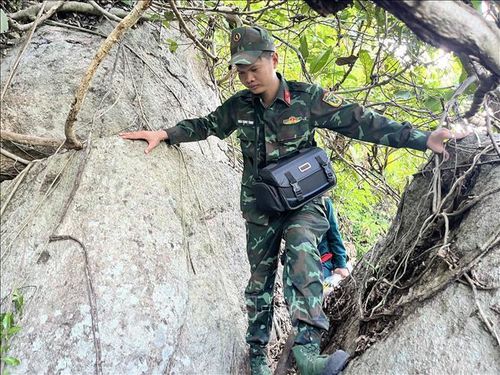 Mặc dù địa hình núi cao cheo leo nhưng cán bộ, chiến sĩ tham gia đoàn khảo sát, tìm kiếm vẫn không quản ngại khó khăn, kiên trì thực hiện nhiệm vụ.