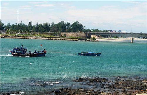 Tàu cá của ngư dân bị mắc cạn tại khu vực luồng lạch cửa biển Cửa Tùng.