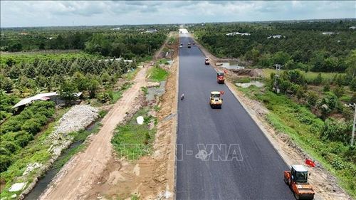 Sau khi thảm nhựa gần 500m đường đầu tiên, các nhà thầu sẽ tiến hành thảm nhựa một số cầu trên tuyến.