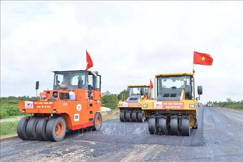 Những mét nhựa đầu tiên được thảm tại Dự án thành phần 2.