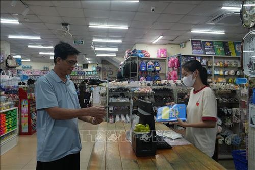 Nhiều phụ huynh, học sinh gặp khó khăn để mua đủ sách cho năm học mới.