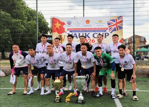 FC AE Birmingham chính thức trở thành tân vương của VAUK Cup lần thứ VII sau hành trình thi đấu đầy bản lĩnh và thuyết phục. Ảnh: TTXVN phát