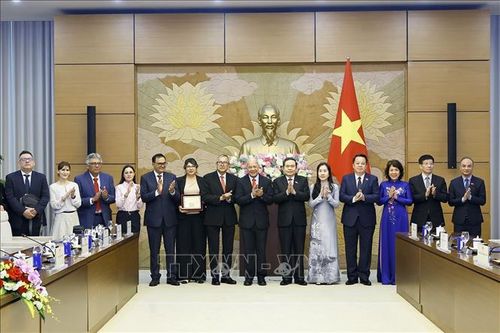 Chủ tịch Quốc hội Trần Thanh Mẫn và Thượng nghị sĩ Alberto Anaya Gutiérrez, Tổng Bí thư Đảng Lao động Mexico chụp ảnh lưu niệm với đại biểu. Ảnh: Doãn Tấn/TTXVN