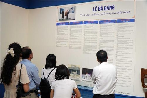 Khách dự triển lãm "Lê Bá Đảng - Khát vọng Hòa bình".