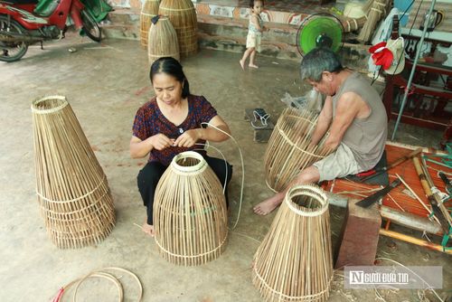 Tuy nhiên, trong bối cảnh hiện đại, làng nghề trăm tuổi này phải đối mặt với hàng loạt thách thức mang tính sống còn. Sự khan hiếm của nguồn nguyên liệu tự nhiên cùng làn sóng ly hương của lao động trẻ đã khiến các xưởng đan lát thưa thớt dần. Đáng lo ngại hơn, sự thu hẹp của thị trường truyền thống và sự phổ biến của nông cụ công nghiệp đã đẩy những chiếc nơm tre thuần túy tại thôn Hoàng Tiến vào nguy cơ bị mai một.