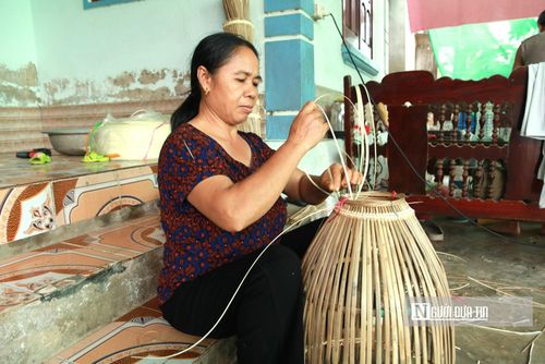 Gắn bó với nghề từ ngày về làm dâu, bà Nguyễn Thị Bắc (SN 1972) thấu hiểu hơn ai hết sự vất vả cùng đức tính nhẫn nại mà công việc đan nơm đòi hỏi. Bà nhớ lại, trước đây, hai vợ chồng phải lặn lội mang sản phẩm ra khắp các phiên chợ trong vùng mới tiêu thụ được. Giờ đây, nhịp sống ấy đã thay đổi hoàn toàn. Thay vì bươn chải ngoài chợ, ông bà chọn cách ở nhà chuyên tâm đan lát rồi gửi gắm đầu ra cho những người bán hàng trên mạng. Nhờ sự chuyển dịch nhạy bén này, hai vợ chồng già vẫn đều đặn bỏ túi khoản thu nhập vài trăm nghìn đồng mỗi ngày.