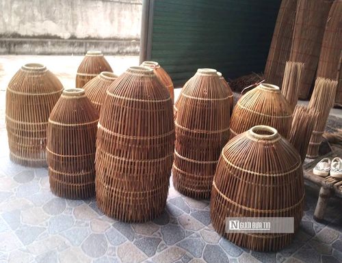 Chính sự nhạy bén này đã mang lại quả ngọt không ngờ. Nhờ không gian mạng, những chiếc nơm tre thuần túy vốn chỉ luẩn quẩn quanh mấy phiên chợ quê nay đã được khách hàng ở tận Cà Mau, Quảng Nam, Đắk Lắk, Thanh Hóa và nhiều địa phương khác trên cả nước biết đến và đặt mua.