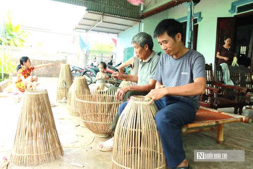 Tại thôn Hoàng Tiến, xã Hải Châu, tỉnh Nghệ An, tiếng chẻ tre, chuốt nan của nghề đan nơm đã vang vọng và tồn tại suốt hơn một thế kỷ qua. Qua bao thế hệ, chiếc nơm tre không chỉ là sinh kế mà còn là nét đẹp văn hóa gắn liền với đời sống của người dân nơi đây.