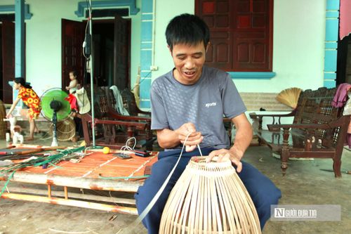 Trước nguy cơ làng nghề quê hương bị bó hẹp rồi mất dần theo thời gian, những người con của làng nghề đã quyết tâm tìm hướng đi mới. Anh Nguyễn Đình Trọng (SN 1977) chính là người đã tiên phong mở lối cho chiếc nơm tre thôn Hoàng Tiến bước vào kỷ nguyên số. Người đàn ông này chia sẻ, từ năm 2024, khi sức mua tại các chợ truyền thống sụt giảm nghiêm trọng, anh nhận ra nếu cứ giữ mãi phương thức tiêu thụ cũ thì làng nghề sẽ khó lòng trụ vững. Nghĩ là làm, anh bắt đầu chụp ảnh, đăng tải và bán các sản phẩm nơm tre lên các nền tảng mạng xã hội.