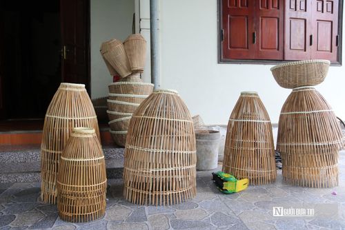 Việc chuyển dịch từ các phiên chợ vùng sang nền tảng số của người dân xã Hải Châu là minh chứng cho thấy sự thích ứng bắt buộc của các làng nghề truyền thống trước áp lực thị trường. Giờ đây, những người thợ như ông Khánh, bà Bắc đã có thể yên tâm ở nhà sản xuất khi đầu ra được bảo đảm qua mạng xã hội. Trong bối cảnh sức mua trực tiếp sụt giảm, tư duy bán hàng đổi mới này chính là công cụ thực tế nhất để bảo vệ sinh kế cho người lao động và duy trì sự tồn tại của nghề đan nơm trăm tuổi.
