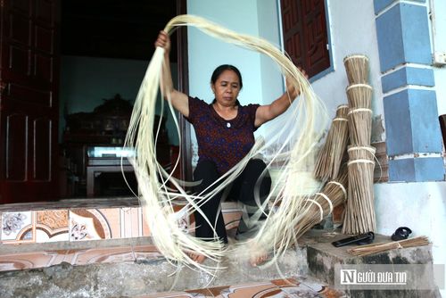 Để làm ra được một chiếc nơm hoàn chỉnh, người thợ phải gửi gắm vào đó rất nhiều mồ hôi và sự kiên nhẫn qua hàng loạt công đoạn thủ công phức tạp.