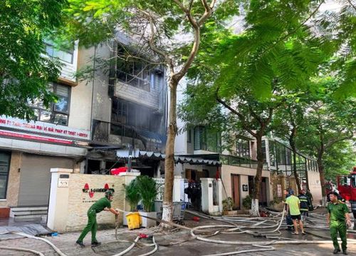 Phòng Cảnh sát PCCC&CNCH Công an Hà Nội đã điều động xe chữa cháy cùng cán bộ, đến hiện trường để dập lửa, tìm kiếm cứu nạn. Ảnh: Vietnamnet