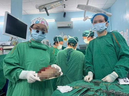 BS.CK2 Nguyễn Thanh Trúc và kíp mổ lấy trọn vẹn khối u quái nặng 1,3kg cho bệnh nhi. Ảnh: Bệnh viện cung cấp/Sức khỏe & Đời sống