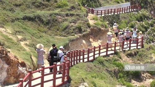 Các đoàn quốc tế khảo sát điểm đến Eo gió, phường Quy Nhơn Đông.