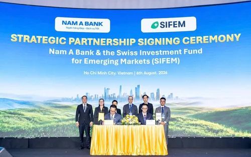  Nam A Bank ký kết thỏa thuận tín dụng xanh quốc tế với SIFEM AG với sự chứng kiến của ông Werner Bardill, Tổng Lãnh sự Thụy Sĩ tại TPHCM. 