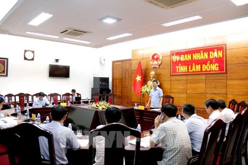 UBND tỉnh họp tiến độ xây dựng các khu tái định cư phục vụ công tác giải phóng mặt bằng Dự án đường sắt tốc độ cao trên trục Bắc-Nam qua địa bàn tỉnh. Ảnh: Nguyễn Thanh - TTXVN