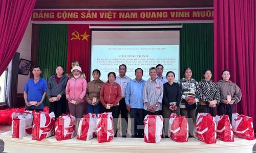 Trao quà cho các hộ có hoàn cảnh khó khăn trên địa bàn. Ảnh: K GỬIH - TTXVN