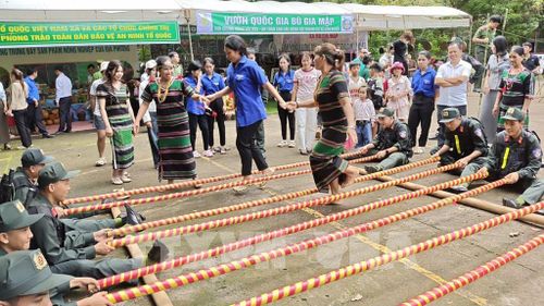 Người dân tham gia các hoạt động văn hóa, thể thao. Ảnh: K GỬIH - TTXVN