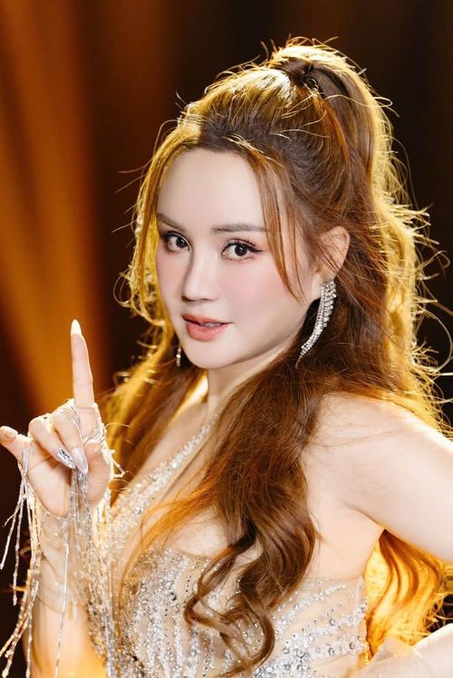 Vy Oanh không chỉ gợi lại loạt ca khúc từng làm nên tên tuổi mà còn mở ra kỳ vọng về những sản phẩm mới trong thời gian tới. (Ảnh: FBNV)