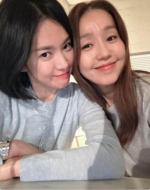 Mối quan hệ thân thiết của diên viên Song Hye Kyo và Lee Jin. 