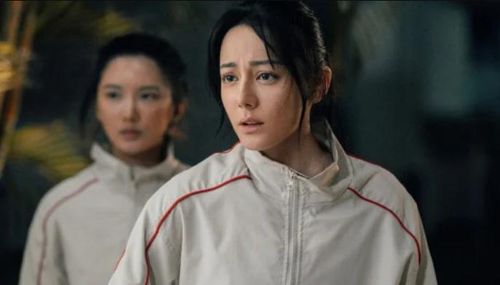 Châu Tinh Trì dành lời khen cho tinh thần làm nghề của Địch Lệ Nhiệt Ba, nhận xét cô "không có gánh nặng thần tượng". Ảnh: Weibo.
