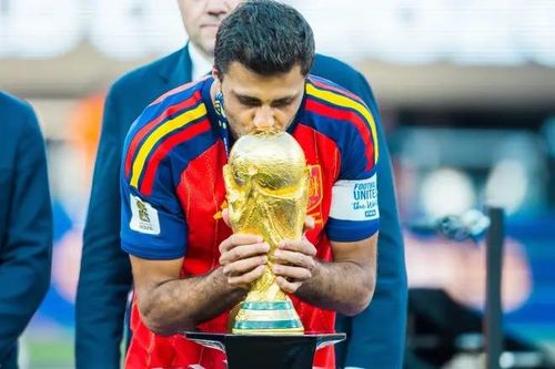 Rodri cùng với chiếc cúp World Cup. Ảnh: JEFFERSON ACEVEDO