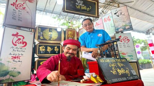 Kỷ lục gia thế giới Võ Dương biểu diễn thư pháp nghệ thuật. Ảnh: Menas Group.