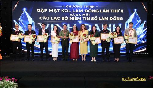 Công an tỉnh Lâm Đồng tặng giấy khen cho các KOL.