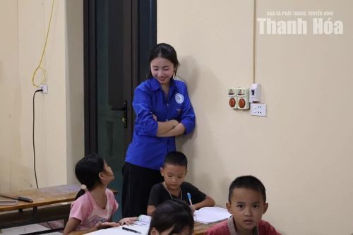 Qua vài buổi, những em từng ngồi im khi gặp bài khó đã bắt đầu chủ động gọi: “Chị ơi, giải giúp em bài này”.
