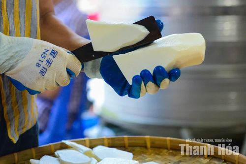 Củ mài sau khi thu mua được đưa về sơ chế ngay trong ngày. Người lao động phải rửa sạch, gọt vỏ, thái lát trước khi đưa vào máy sấy. Nếu để qua ngày, củ dễ chảy nhựa, đổi màu, ảnh hưởng chất lượng.