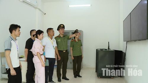 Công an xã Đồng Tiến cùng doanh nghiệp kiểm tra hệ thống camera giám sát an ninh.