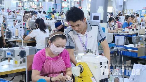 Thành viên Tổ an ninh công nhân, Công ty TNHH Giầy VENUS Việt Nam trao đổi, nắm bắt tình hình tại nơi làm việc.