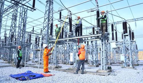 Công nhân kiểm tra, rà soát các khiếm khuyết tiềm ẩn trên lưới tại Trạm biến áp 220kV Nông Cống.