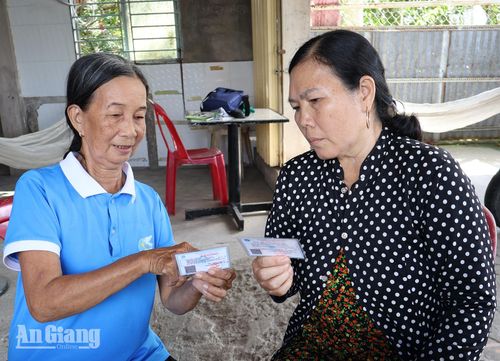 Thành viên Tổ góp vốn xoay vòng, Chi hội Phụ nữ ấp Hòa Tiến, xã Thạnh Lộc chia sẻ thông tin về quyền lợi khi tham gia bảo hiểm y tế. 