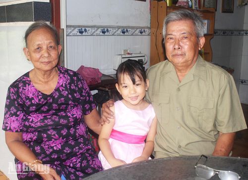 Vợ chồng ông Nguyễn Văn Nô và bà Trương Thị Mỹ Lệ vui vầy bên cháu nhỏ.