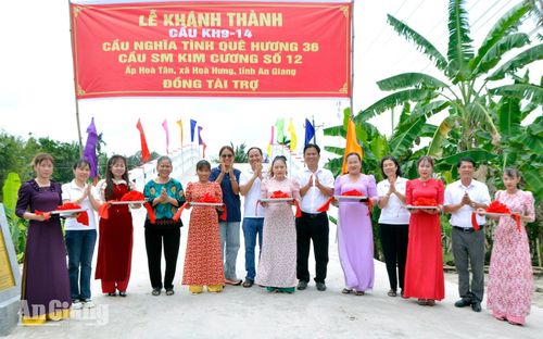 Đại biểu và nhà tài trợ thực hiện nghi thức khánh thành cầu KH9-14 tại ấp Hòa Tân, xã Hòa Hưng.