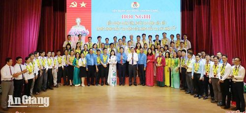 Đại biểu chụp ảnh lưu niệm tại hội nghị.