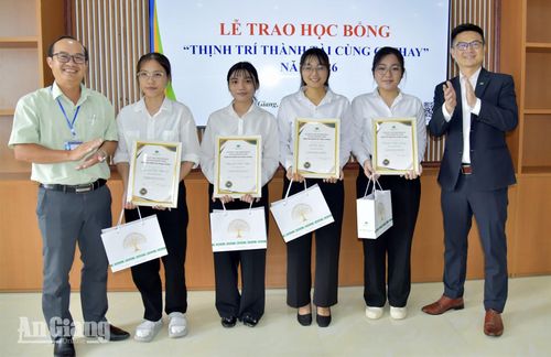 Đại diện Trường Đại học Kiên Giang và Công ty TNHH Bảo hiểm Cathay Life Việt Nam Chi nhánh Rạch Giá trao học bổng cho sinh viên vượt khó, học giỏi.