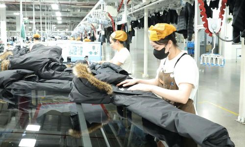  Dây chuyền sản xuất với nhiều máy móc, thiết bị tự động hóa giúp bảo vệ sức khỏe công nhân tại Công ty cổ phần Tổng Công ty May Bắc Giang LGG. 