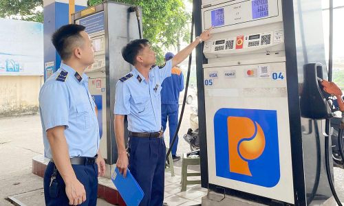 Cán bộ Chi cục Quản lý thị trường tỉnh kiểm tra việc niêm yết giá bán xăng dầu tại cửa hàng 50 (phường Bắc Giang).