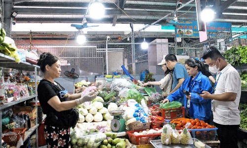 Người dân chọn mua hàng tại chợ Nam Sơn (phường Nam Sơn).