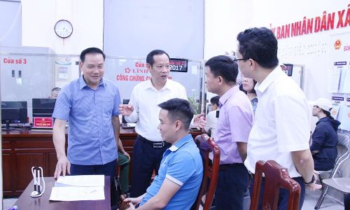  Đồng chí Nghiêm Xuân Hưởng khảo sát tại Trung tâm Phục vụ hành chính công xã Văn Môn. 